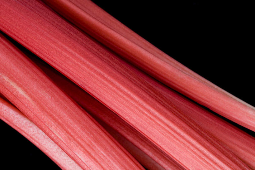 无人,横图,俯视,室内,特写,白天,植物,桌面,桌子,黑色背景,木制,草药,药草,中药,红色,木制品,摄影,影棚,药材,中草药,大黄,中药材,本草,川军,蜀大黄,熟大黄,彩图,高角度拍摄,影棚拍摄,拍摄