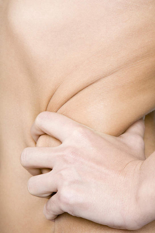 西方人,手,捏,竖图,室内,特写,白天,侧面,欧洲,欧洲人,灰色背景,捏着,手部,摄影,影棚,皮囊,白种人,半身,彩图,影棚拍摄,拍摄