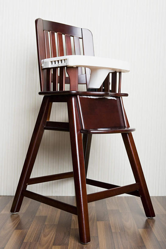 无人,竖图,室内,特写,白天,正面,地板,静物,椅子,墙,地面,木地板,墙壁,墙面,一个,白色,单个,儿童椅,婴儿椅,宝宝餐椅,宝宝椅,儿童餐椅,婴儿高脚椅,彩图