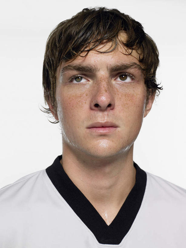 西方人,脸,头,脸颊,一个人,运动员,竖图,室内,特写,白天,白色背景,正面,运动服,欧洲,欧洲人,仅一个男性,仅一个人,服装,注视,肩膀,仅一个年轻男性,衣服,白色,观察,看,摄影,服饰,影棚,观看,察看,衣着,忧愁,忧虑,穿着,关注,衣饰,担心,男人,男性,年轻男性,白种人,头部,脸部,脸蛋,面部,体育运动员,运动选手,半身,彩图,影棚拍摄,拍摄,运动装