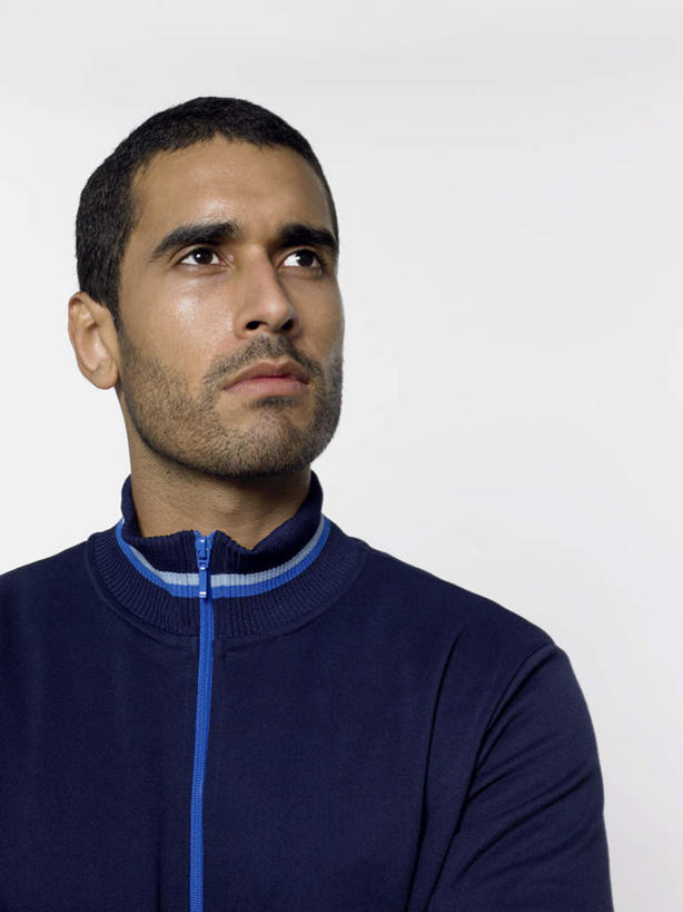 西方人,脸,头,脸颊,一个人,运动员,站,竖图,室内,特写,白天,白色背景,正面,运动服,欧洲,欧洲人,仅一个男性,仅一个人,服装,注视,肩膀,仅一个年轻男性,衣服,观察,看,站着,摄影,服饰,影棚,观看,察看,衣着,忧愁,忧虑,穿着,关注,衣饰,担心,男人,男性,年轻男性,白种人,头部,脸部,脸蛋,面部,体育运动员,运动选手,站立,半身,彩图,影棚拍摄,拍摄,运动装