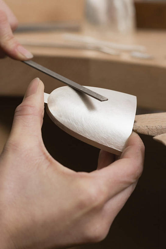 西方人,手,一个人,设计师,竖图,俯视,室内,特写,白天,金属制品,银,欧洲,欧洲人,仅一个女性,仅一个人,握,金属,木材,拿,拿着,木柴,仅一个中年女性,手部,握着,木料,女人,女性,中年女性,白种人,美术设计员,设计,设计家,设计者,半身,彩图,高角度拍摄