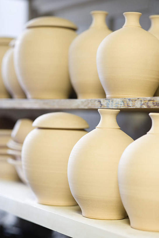 无人,竖图,室内,特写,白天,正面,花瓶,一排,艺术,整齐,并列,并排,手工艺品,陶瓷,陶瓷制品,文化,架子,排列,瓶子,工艺品,粘土,高雅,队列,平行,手工艺,自信心,品位,彩图