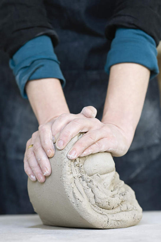 西方人,手,一个人,捏,竖图,室内,特写,白天,正面,欧洲,欧洲人,双手,仅一个女性,仅一个人,朦胧,模糊,艺术,手工艺品,捏着,文化,工艺品,仅一个中年女性,手部,揉,艺术家,粘土,高雅,手工艺,自信心,品位,女人,女性,中年女性,白种人,半身,彩图