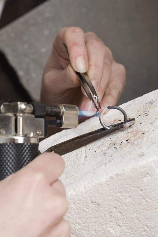 西方人,手,一个人,竖图,室内,特写,白天,正面,热情,火,金属制品,欧洲,欧洲人,双手,仅一个女性,仅一个人,握,阴影,反射,金属,工具,火焰,影子,燃烧,仅一个中年女性,手部,握着,艺术家,焊接,喷枪,女人,女性,中年女性,白种人,半身,彩图