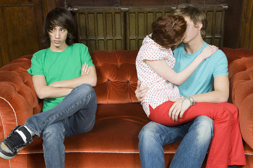 西方人,三个人,伙伴,朋友,客厅,坐,闭眼,抱,吻,横图,室内,白天,正面,运动鞋,爱情,友谊,沙发,鞋子,欧洲,欧洲人,服装,裤子,墙,浪漫,二郎腿,牛仔裤,休闲装,墙壁,墙面,衣服,休闲,温暖,温馨,休闲服,恩爱,恋人,服饰,抱着,休闲鞋,和睦,起居室,搂着,嫉妒,妒忌,客堂,忌妒,友情,男人,男性,年轻男性,年轻女性,女人,女性,白种人,情侣,闭眼睛,闭着眼,闭着眼睛,接吻,搂,搂抱,亲,亲吻,亲嘴,坐着,半身,彩图,伴侣,融洽,皮沙发