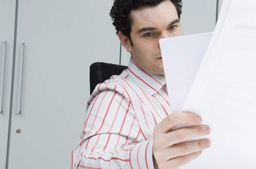 西方人,手,一个人,商务人士,商务男性,坐,横图,室内,白天,正面,衬衫,柜子,椅子,欧洲,欧洲人,仅一个男性,仅一个人,一把,握,套装,材料,档案,文件,墙,储物柜,两份,注视,墙壁,墙面,仅一个年轻男性,会议椅,资料,观察,看,思考,手部,握着,观看,单手,办公椅,察看,储存,关注,文档,商务装,工薪阶层,商务椅,培训椅,思虑,储备,蕴藏,贮备,男人,男性,年轻男性,白种人,白领,上班族,坐着,半身,彩图,衬衣,贮存