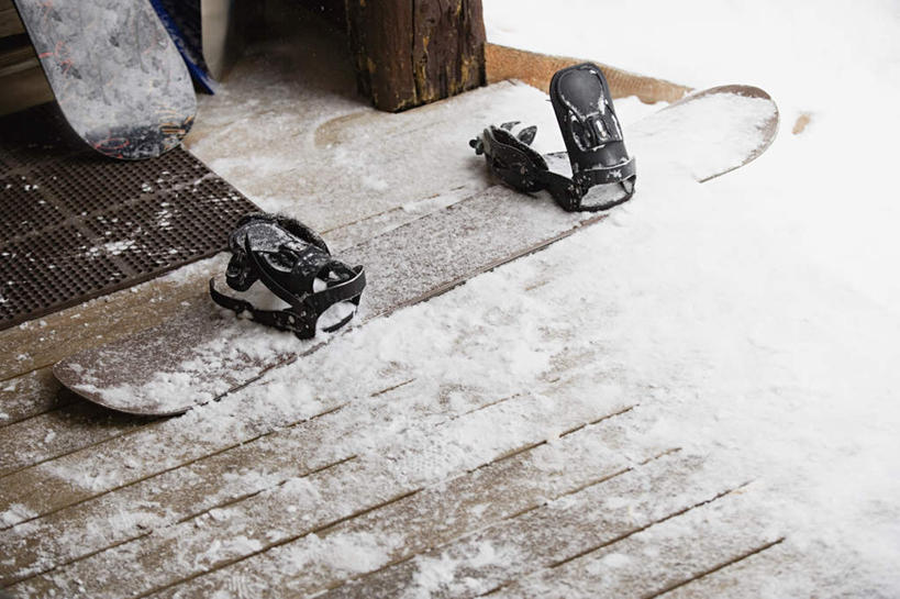 无人,横图,俯视,室外,特写,白天,雪,大雪,地板,静物,朦胧,模糊,积雪,雪景,冬季,冬天,地面,运动器械,木地板,两个,健身器械,寒冷,滑雪板,健身器材,滑雪装备,严寒,彩图,高角度拍摄,运动器材