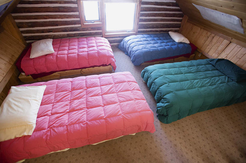 无人,家,木屋,横图,俯视,室内,白天,窗户,床,地板,阴影,朦胧,模糊,反射,影子,床单,地面,四张,被子,木地板,玻璃窗,住宅,红色,蓝色,绿色,单人床,被单,彩图,高角度拍摄,茅舍,茅屋,棚屋,小木屋,小屋