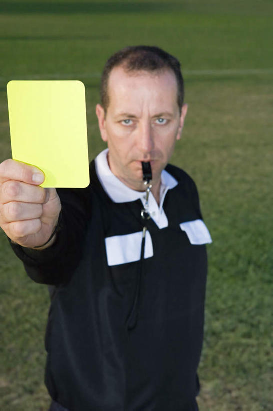 西方人,一个人,足球场,站,举,竖图,俯视,室外,白天,运动服,比赛,草地,草坪,植物,欧洲,欧洲人,仅一个男性,仅一个人,仅一个中年男性,裁判,握,服装,传递,信息,哨子,黄牌,警告,拿,拿着,注视,草,衣服,绿色,吹,观察,看,托,站着,警示,联络,握着,服饰,观看,禁止,声音,提醒,信号,察看,口哨,衣着,穿着,关注,提示,限制,集合,惩罚,绿茵场,违规,犯规,召唤,传达,号令,讯号,衣饰,危险,男人,男性,中年男性,白种人,举起,举手,举着,向上举,向上伸,向上托,站立,半身,彩图,高角度拍摄,足球比赛场地,运动装