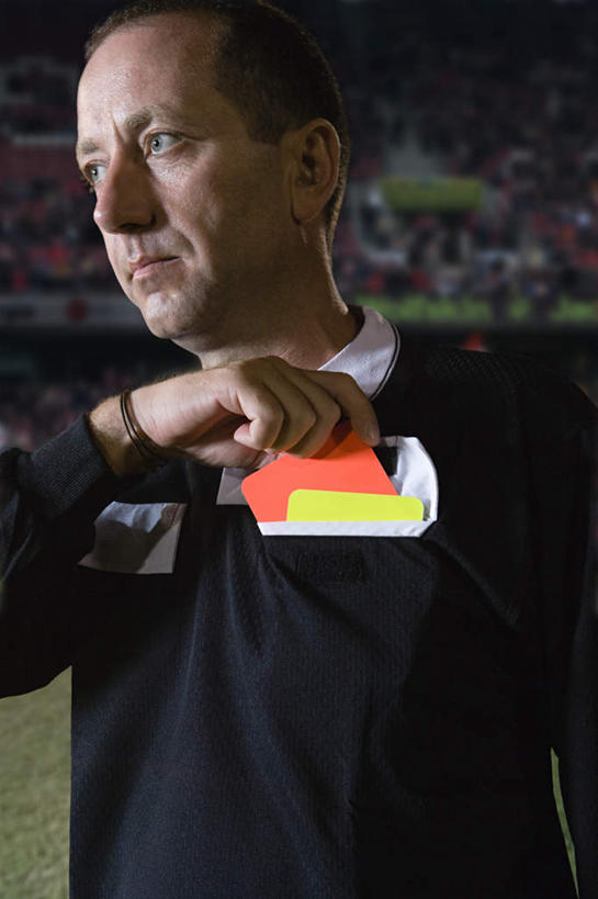 西方人,一个人,足球场,站,举,竖图,室外,白天,正面,运动服,草地,草坪,植物,欧洲,欧洲人,仅一个男性,仅一个人,仅一个中年男性,裁判,握,服装,警告,拿,拿着,注视,草,衣服,绿色,吹,观察,看,托,站着,警示,握着,服饰,观看,禁止,提醒,察看,衣着,穿着,关注,提示,限制,惩罚,绿茵场,违规,处罚,犯规,红牌,衣饰,危险,男人,男性,中年男性,白种人,举起,举手,举着,向上举,向上伸,向上托,站立,半身,彩图,足球比赛场地,运动装