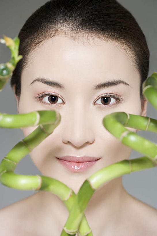 东方人,脸,头,脸颊,脖子,一个人,模特,笑,微笑,竖图,室内,特写,白天,正面,亚洲,仅一个年轻女性,仅一个女性,仅一个人,灰色背景,注视,黄种人,观察,看,摄影,影棚,观看,吉祥,察看,富贵,关注,吉利,富贵竹,开运竹,辛氏龙树,竹蕉,平安,年轻女性,女人,女性,亚洲人,头部,脖,颈,颈部,脸部,脸蛋,面部,模特儿,半身,彩图,影棚拍摄,拍摄