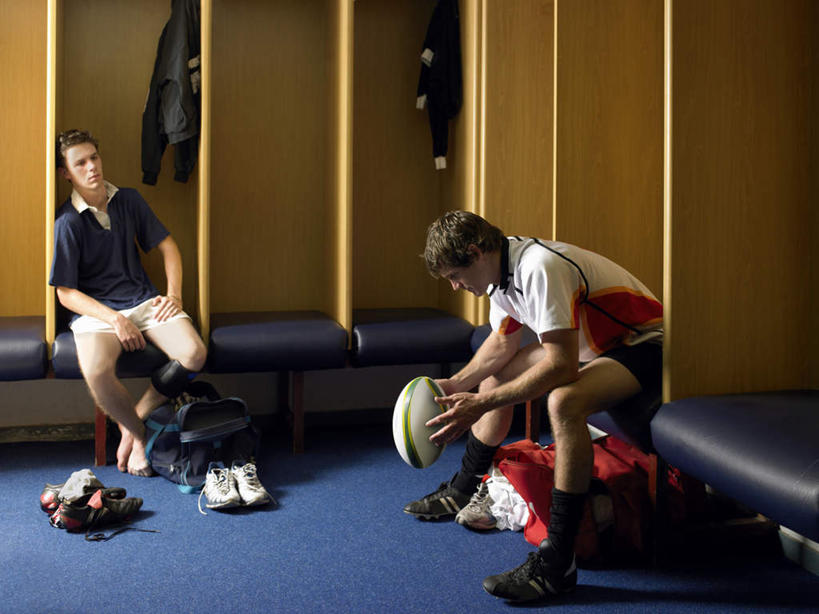 西方人,两个人,运动员,体育馆,运动场,坐,横图,室内,白天,正面,运动服,运动鞋,锻炼,失败,成功,运动,合作,团队,信心,竞争,橄榄球,柜子,鞋子,欧洲,欧洲人,握,服装,沮丧,储物柜,速度,拿,拿着,注视,运动器械,体育场,队伍,衣服,观察,看,难受,疲倦,健身器械,力量,平衡,无奈,握着,服饰,观看,休闲鞋,失望,悲伤,协调,察看,疲劳,伤心,难过,疲惫,衣着,成就,储存,穿着,关注,失落,健身器材,灵敏,合伙,柔韧,颓废,疲乏,挫败,受挫,落败,落空,错过,失足,失意,失策,失算,颓丧,衰颓,悲哀,懊丧,颓靡,气馁,丧气,运动馆,美式橄榄球,耐力,衣饰,储备,蕴藏,贮备,败北,挫折,失利,体育,美式足球,男人,男性,年轻男性,白种人,体育运动员,运动选手,坐着,彩图,全身,健身,贮存,运动器材,运动装