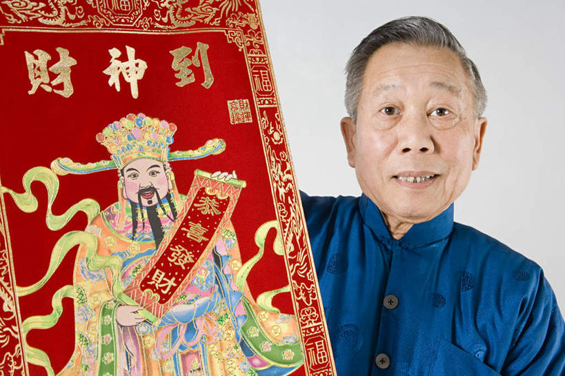 东方人,脸,头,脸颊,一个人,站,举,笑,微笑,露齿笑,横图,室内,特写,白天,白色背景,正面,民族服装,春节,亚洲,仅一个男性,仅一个人,节日,庆祝,日本文化,标志,文字,字符,注视,黄种人,文化,标识,肩膀,财神爷,观察,看,祈祷,祈福,托,站着,仅一个老年男性,庆典,健康,汉字,许愿,财富,摄影,影棚,观看,纪念,祈求,察看,关注,中文,财神,保佑,庇佑,国文,华文,神灵,惠比寿,惠比须,土地神,平安,老年男性,男人,男性,亚洲人,头部,脸部,脸蛋,面部,举起,举手,举着,向上举,向上伸,向上托,站立,半身,彩图,影棚拍摄,传统服装,民俗服,拍摄,传统文化