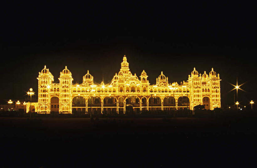 无人,宫殿,横图,室外,夜晚,正面,旅游,度假,植物,标志建筑,地标,建筑,路灯,照明,印度,亚洲,阴影,光线,影子,灯光,娱乐,建设,灯,树,树木,绿色,自然,享受,休闲,旅游胜地,放松,生长,成长,照亮,照明设备,南亚,印度共和国,迈索尔,彩图