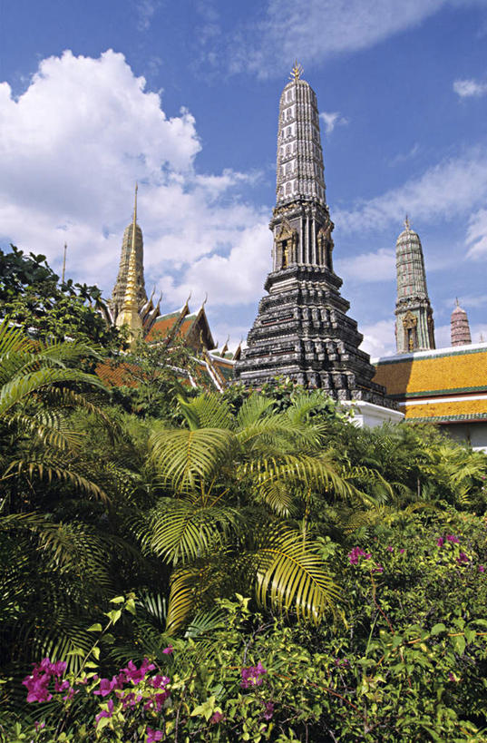 无人,宫殿,竖图,室外,白天,仰视,旅游,度假,名胜古迹,植物,标志建筑,地标,建筑,曼谷,泰国,亚洲,阴影,遗迹,光线,影子,云,云朵,首都,云彩,古迹,文物,娱乐,建设,古建筑,树,树木,蓝色,绿色,白云,蓝天,天空,阳光,自然,天,享受,休闲,旅游胜地,放松,东南亚,生长,晴朗,成长,古文明,泰王国,大皇宫,曼谷皇宫,晴空,彩图,低角度拍摄,皇宫