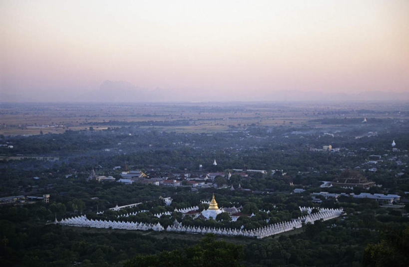 无人,宫殿,横图,俯视,航拍,室外,白天,旅游,度假,日落,树林,植物,雾,标志建筑,地标,建筑,缅甸,亚洲,朦胧,模糊,晚霞,霞光,落日,娱乐,建设,树,树木,绿色,自然,黄昏,享受,休闲,旅游胜地,彩霞,放松,东南亚,生长,成长,迷雾,鸟瞰,缅甸联邦,曼德勒,省会,夕照,曼德勒省,大雾,夕阳,彩图,高角度拍摄,斜阳