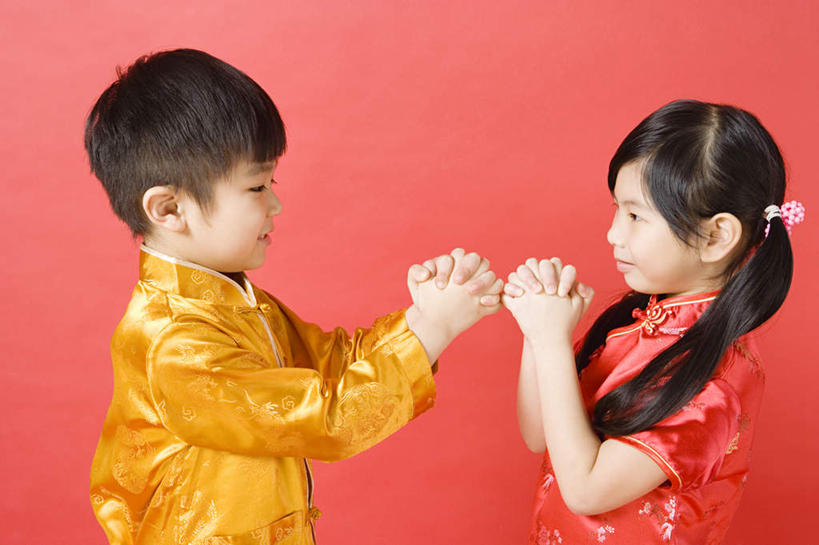 东方人,儿童,两个人,家庭,站,双手交叉,横图,室内,白天,侧面,民族服装,纯洁,春节,亚洲,红色背景,节日,庆祝,黄种人,文化,相视,小孩,站着,庆典,温暖,温馨,一家人,面对面,可爱,童年,童趣,摄影,影棚,纪念,对视,庆贺,和睦,祝贺,相对,童真,烂漫,无邪,相看,天真,男孩,男人,男性,女孩,女人,女性,亚洲人,十字手,站立,半身,彩图,影棚拍摄,传统服装,民俗服,拍摄,唐装,融洽,男生,女生
