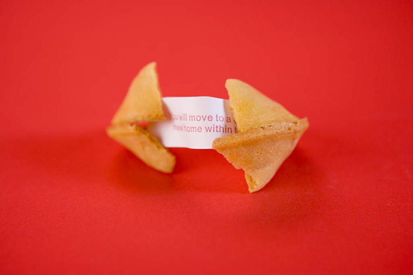 点心,无人,横图,俯视,室内,特写,白天,桌面,桌子,红色背景,木制,食品,甜点,甜品,祝福,食物,糕点,一个,木制品,甜食,摄影,影棚,单个,吉祥,祝愿,签语饼,吉利,祥瑞,彩图,高角度拍摄,影棚拍摄,拍摄