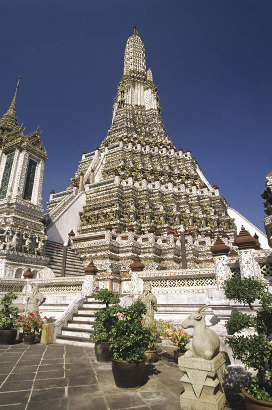 无人,寺庙,竖图,室外,白天,仰视,旅游,度假,名胜古迹,植物,标志建筑,地标,建筑,曼谷,泰国,亚洲,阴影,节日,遗迹,光线,盆栽,影子,盆景,首都,燃烧,古迹,文化,文物,娱乐,建设,古建筑,蓝色,绿色,蓝天,天空,阳光,自然,香火,庙宇,天,祈祷,享受,休闲,健康,旅游胜地,放松,许愿,宗教,东南亚,佛教,信仰,生长,晴朗,成长,纪念,祈求,古文明,万里无云,泰王国,郑王庙,释教,平安,晴空,晴空万里,彩图,低角度拍摄,庙,寺