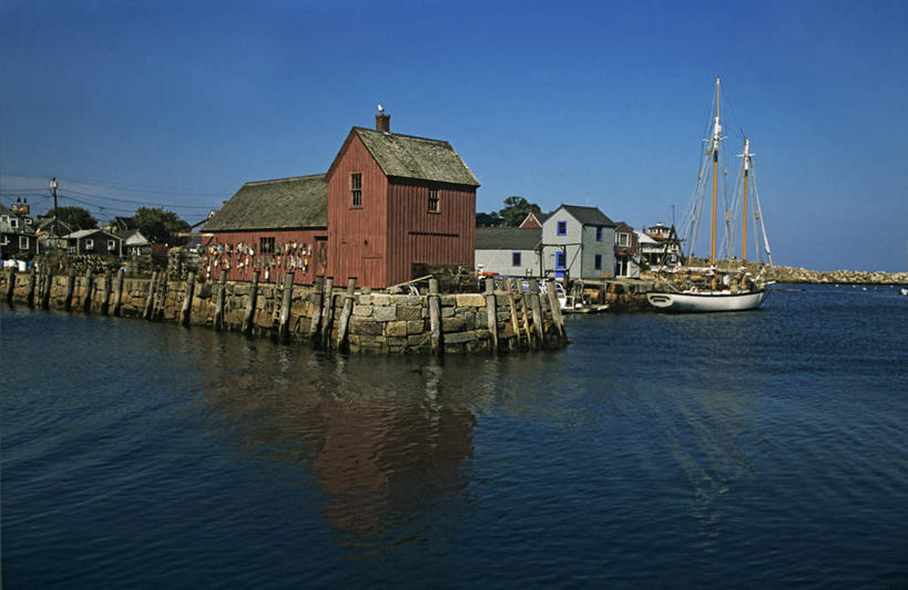 帆船,无人,家,码头,横图,室外,白天,正面,旅游,度假,海浪,海洋,美景,港口,船,美国,房屋,屋子,景观,浪花,公寓,娱乐,洋房,楼房,住宅,蓝色,蓝天,天空,自然,海水,交通工具,天,享受,休闲,景色,放松,晴朗,北美,北美洲,自然风光,载具,美洲,海景,万里无云,马萨诸塞州,麻州,麻省,马萨诸塞,麻塞诸塞,老殖民地,海湾之州,北亚美利加洲,亚美利加洲,安角,大海,风浪,海,海水的波动,近岸浪,涌浪,晴空,晴空万里,彩图,房子,摆渡口,埠头,渡口,渡头,港湾,海港,货运码头,口岸,商港