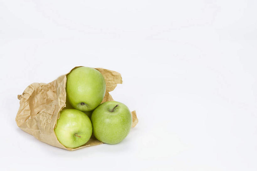 无人,横图,俯视,室内,特写,白天,白色背景,桌面,桌子,苹果,袋子,礼物,水果,新鲜,木制,包装袋,纸袋,生食,食品,果实,食物,三个,绿色,木制品,摄影,礼品,有机食品,绿色食品,影棚,礼品袋,彩图,高角度拍摄,影棚拍摄,拍摄