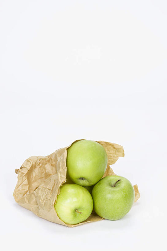 无人,竖图,俯视,室内,特写,白天,白色背景,桌面,桌子,苹果,袋子,礼物,水果,新鲜,木制,包装袋,纸袋,生食,食品,果实,食物,三个,绿色,木制品,摄影,礼品,有机食品,绿色食品,影棚,礼品袋,彩图,高角度拍摄,影棚拍摄,拍摄