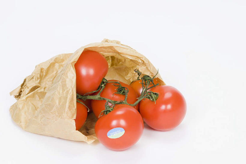 无人,横图,俯视,室内,特写,白天,白色背景,桌面,桌子,蔬菜,西红柿,袋子,礼物,一堆,许多,阴影,堆叠,堆积,新鲜,反射,木制,包装袋,影子,纸袋,食品,食物,红色,木制品,摄影,礼品,有机食品,绿色食品,影棚,堆,礼品袋,番茄,彩图,高角度拍摄,影棚拍摄,拍摄