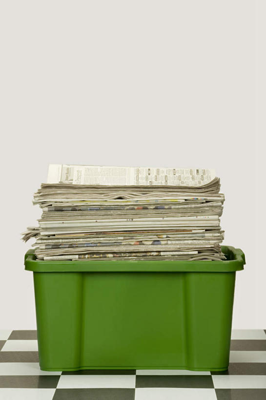 无人,竖图,室内,白天,白色背景,正面,报纸,一堆,许多,堆叠,堆积,信息,瓷砖,地砖,篮子,墙,地面,墙壁,墙面,白色,容器,储藏,堆,新闻,储存,彩图,贮存,报刊