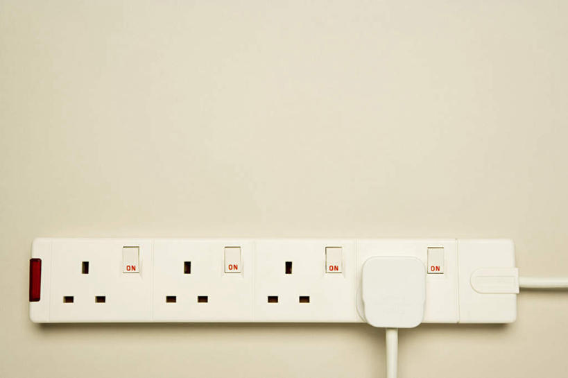 无人,横图,室内,特写,白天,正面,静物,电力,电器,电线,线,墙,插座,电能,线路,墙壁,墙面,白色,电,电源,电源线,家用电器,能量,插线板,拖线板,电源转换器,排插,彩图