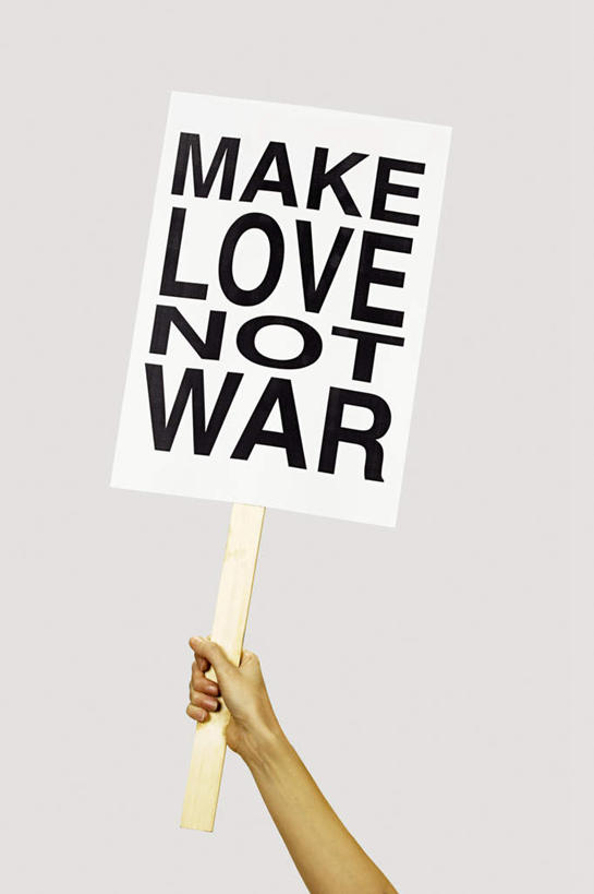 西方人,手,一个人,站,举,竖图,室内,特写,白天,背景,正面,指示牌,欧洲,欧洲人,仅一个年轻女性,仅一个女性,仅一个人,握,阴影,反射,英文,标志,牌子,文字,影子,字符,字母,拿,拿着,标识,排列,白色,托,站着,手部,握着,阻挡,摄影,影棚,英文字母,单手,游行,否决,反对,摆列,请愿,示威,游街,年轻女性,女人,女性,白种人,举起,举手,举着,向上举,向上伸,向上托,站立,半身,彩图,影棚拍摄,拍摄,布列,分列