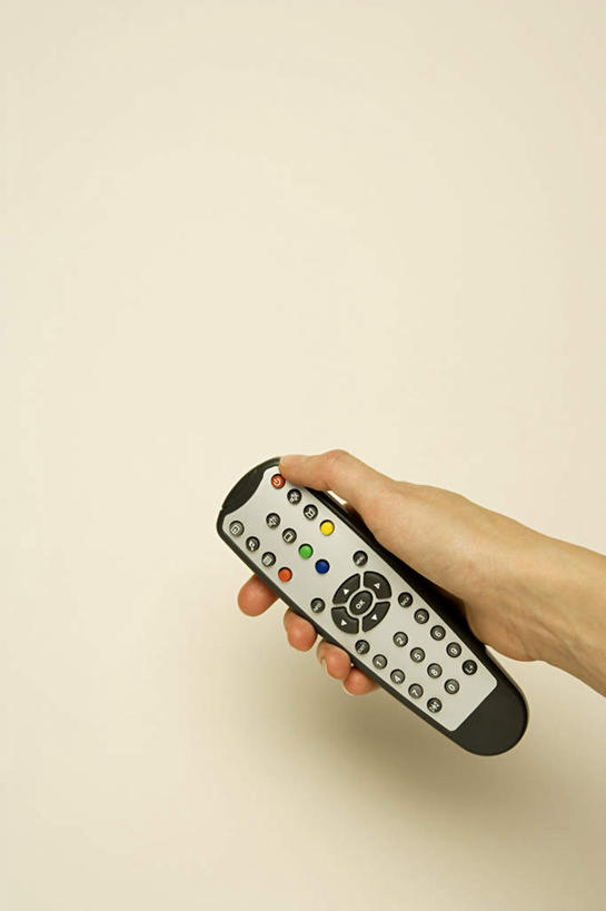 西方人,手,一个人,竖图,室内,特写,白天,正面,欧洲,欧洲人,仅一个男性,仅一个人,握,拿,拿着,仅一个年轻男性,遥控器,手部,握着,摄影,影棚,单手,男人,男性,年轻男性,白种人,半身,彩图,影棚拍摄,拍摄