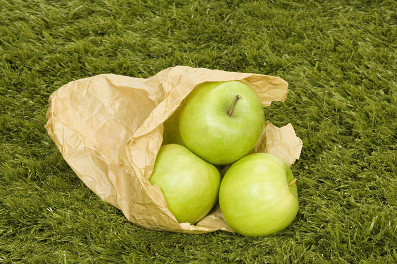 无人,横图,俯视,室外,特写,白天,草地,草坪,植物,苹果,袋子,礼物,水果,新鲜,包装袋,纸袋,生食,食品,果实,草,食物,绿色,礼品,有机食品,绿色食品,礼品袋,彩图,高角度拍摄