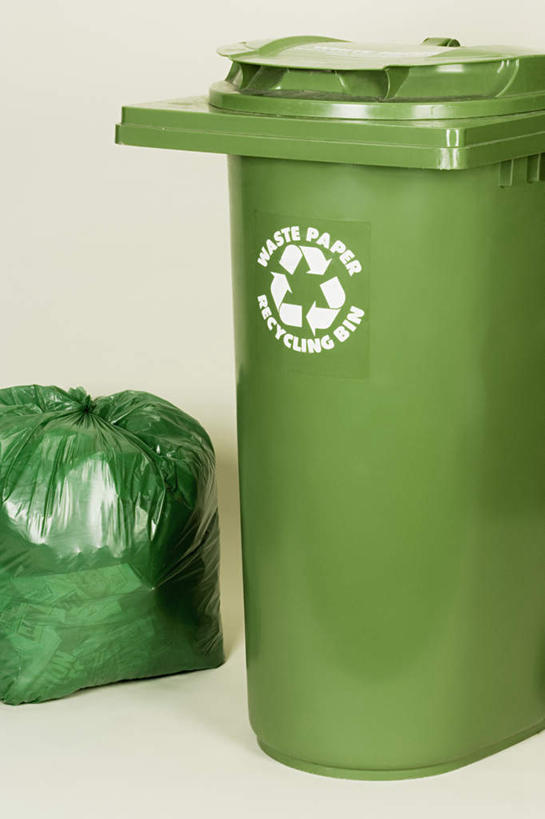 无人,竖图,俯视,室内,特写,白天,购物,消费,静物,袋子,阴影,环保,反射,手提袋,影子,塑料,购物袋,垃圾桶,塑料袋,两个,绿色,容器,塑料制品,金融,摄影,影棚,能源,储藏,垃圾箱,回收,资源,储存,购买,贸易,利用,低碳,循环,马夹袋,马甲袋,持续,彩图,高角度拍摄,影棚拍摄,拍摄,贮存