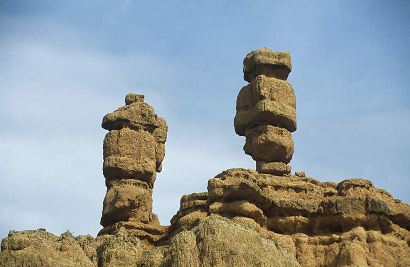 无人,公园,横图,室外,白天,仰视,旅游,度假,石头,美景,美国,石子,景观,云,云朵,云彩,娱乐,蓝色,白云,蓝天,天空,自然,天,享受,休闲,景色,放松,晴朗,北美,北美洲,国家公园,犹他州,自然风光,美洲,沉积岩,北亚美利加洲,亚美利加洲,犹他,蜂窝之州,蜂房州,布莱斯国家公园,布莱斯峡谷,布莱斯峡谷国家公园,水成岩,石块,岩石,晴空,彩图,低角度拍摄