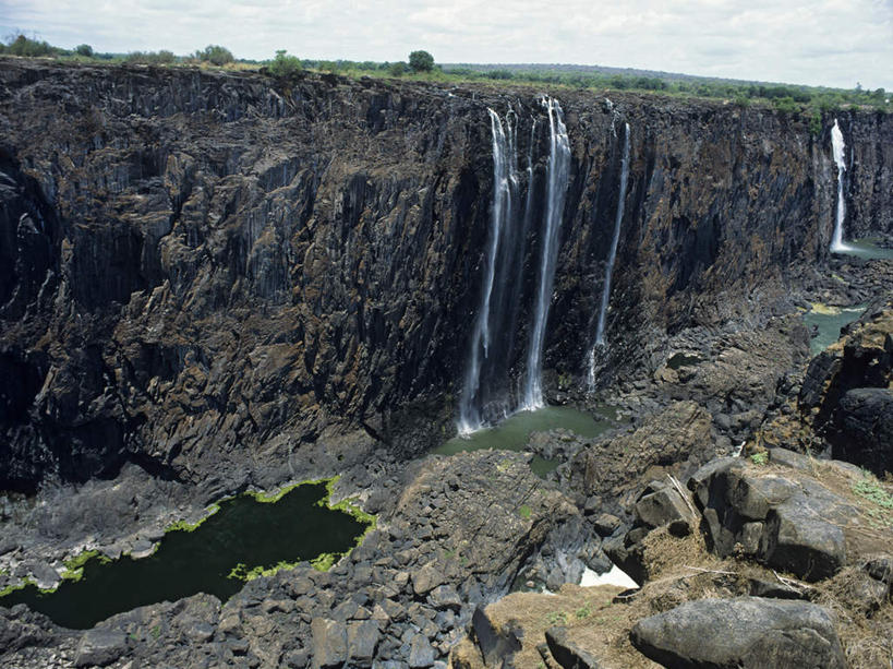 无人,横图,俯视,室外,白天,旅游,度假,河流,石头,美景,瀑布,山,山脉,树林,水,峡谷,植物,非洲,津巴布韦,赞比亚,飞溅,溅,纹路,石子,纹理,液体,地平线,河水,景观,山峰,水滴,水流,云,云朵,辽阔,地面,山谷,山峦,云彩,娱乐,水珠,树,树木,蓝色,绿色,白云,蓝天,天空,小溪,自然,群山,天,溪水,享受,休闲,广阔,景色,放松,生长,晴朗,成长,一望无际,岩层,喷洒,自然风光,延伸,肌理,天地相交,莫西奥图尼亚瀑布,维多利亚瀑布,津巴布韦共和国,辛巴威,赞比亚共和国,无边无际,一马平川,跌水,石块,岩石,晴空,彩图,高角度拍摄