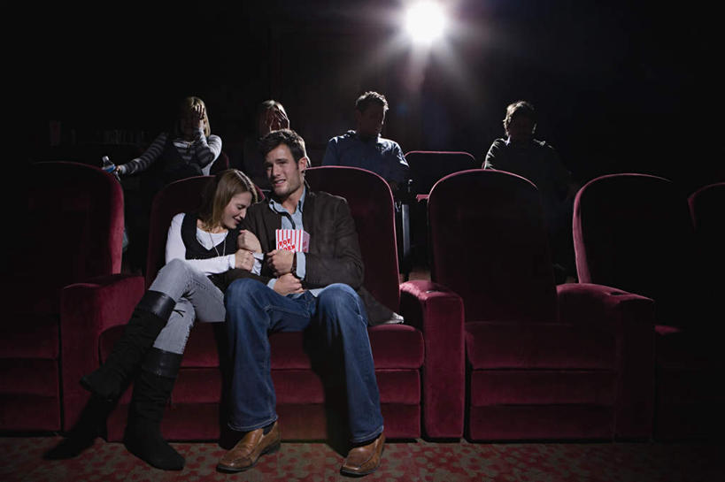 点心,西方人,坐,笑,微笑,露齿笑,横图,室内,白天,正面,沙发,照明,欧洲,欧洲人,服装,纸盒,灯光,食品,许多人,二郎腿,扭头,注视,休闲装,灯,盒子,食物,衣服,红色,包装盒,灯具,零食,观察,看,转头,一群人,休闲,休闲服,射灯,爆米花,服饰,观看,照亮,察看,照明设备,关注,布艺沙发,垃圾食品,膨化食品,零嘴,男人,男性,年轻男性,年轻女性,女人,女性,白种人,坐着,彩图,全身,影院