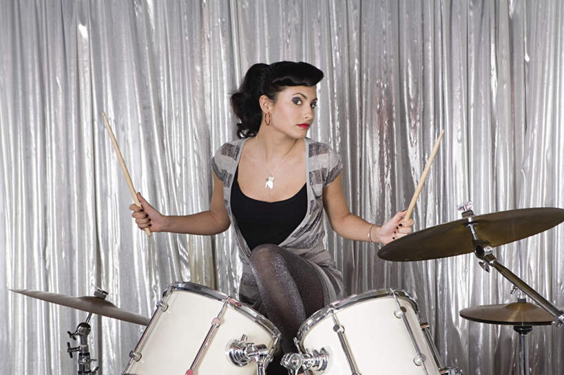 西方人,一个人,站,横图,室内,白天,正面,裙子,纯洁,项链,欧洲,欧洲人,仅一个年轻女性,仅一个女性,仅一个人,握,连衣裙,服装,银色,钹,鼓,架子鼓,乐器,拿,敲,拿着,注视,装饰品,衣服,饰品,首饰,观察,看,站着,握着,服饰,帷幕,信仰,观看,打击乐器,察看,铙钹,铜钹,衣着,穿着,高贵,关注,帷幔,幕布,幕帘,爵士鼓,雅致,衣饰,帷幔布,年轻女性,女人,女性,白种人,站立,半身,彩图