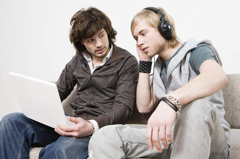 西方人,两个人,伙伴,朋友,坐,摸,横图,室内,白天,正面,快乐,满意,友谊,幸福,合作,团队,电脑,笔记本电脑,欧洲,欧洲人,抚摸,握,服装,时间,网络,时钟,手表,音响,音乐,拿,听,计时,拿着,注视,休闲装,娱乐,通讯设备,衣服,耳机,钟表,观察,看,享受,休闲,休闲服,表,放松,战略,握着,服饰,观看,腕表,察看,无线,录音棚,录音室,舒适,享乐,关注,通信设备,无线网络,无线上网,便携式电脑,联合,合谋,录影棚,配合,协作,友情,手提电脑,男人,男性,年轻男性,白种人,钟,触摸,接触,坐着,半身,彩图