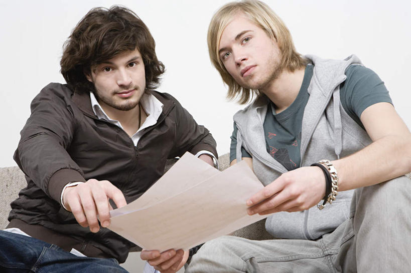 西方人,两个人,伙伴,朋友,坐,横图,室内,白天,白色背景,正面,友谊,合作,团队,书籍,欧洲,欧洲人,握,服装,乐谱,五线谱,音乐,拿,拿着,注视,休闲装,衣服,观察,看,休闲,休闲服,战略,握着,摄影,服饰,影棚,观看,察看,录音棚,录音室,节拍,关注,音符,符头,符干,符尾,乐章,联合,合谋,录影棚,配合,协作,友情,男人,男性,年轻男性,白种人,坐着,半身,彩图,影棚拍摄,拍摄