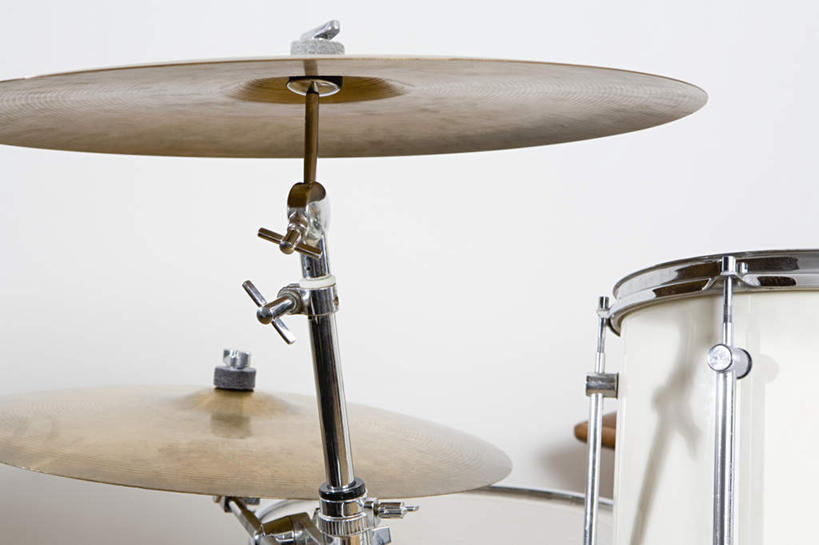 无人,横图,室内,特写,白天,白色背景,正面,静物,钹,鼓,架子鼓,乐器,摄影,影棚,打击乐器,录音棚,录音室,铙钹,铜钹,爵士鼓,彩图,影棚拍摄,拍摄