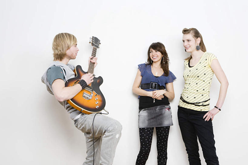 西方人,三个人,伙伴,朋友,站,笑,微笑,露齿笑,横图,室内,白天,白色背景,正面,友谊,合作,团队,欧洲,欧洲人,握,服装,电吉他,乐器,弦乐器,弹奏,拿,拿着,注视,休闲装,手叉腰,衣服,叉腰,观察,看,站着,休闲,休闲服,战略,握着,摄影,服饰,影棚,观看,察看,录音棚,录音室,关注,弹拨弦鸣乐器,联合,合谋,录影棚,配合,协作,友情,男人,男性,年轻男性,年轻女性,女人,女性,白种人,站立,半身,彩图,影棚拍摄,拍摄,弹拨弦乐器