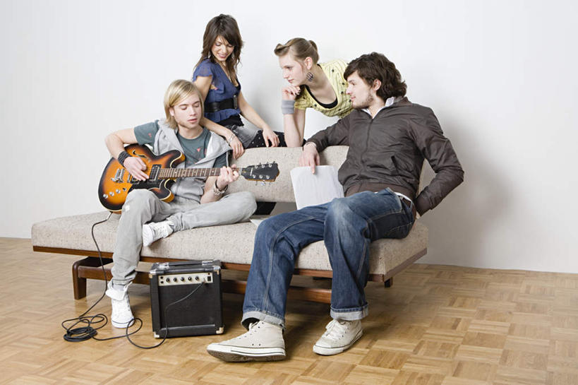 西方人,四个人,伙伴,朋友,坐,笑,微笑,露齿笑,横图,室内,白天,白色背景,正面,友谊,合作,团队,沙发,书籍,欧洲,欧洲人,握,服装,裤子,电吉他,乐谱,乐器,五线谱,弦乐器,音响,音乐,弹奏,拿,拿着,注视,牛仔裤,休闲装,衣服,观察,看,休闲,休闲服,战略,握着,摄影,服饰,影棚,观看,察看,录音棚,录音室,节拍,关注,弹拨弦鸣乐器,音符,布艺沙发,符头,符干,符尾,乐章,联合,合谋,声响,录影棚,配合,协作,友情,男人,男性,年轻男性,年轻女性,女人,女性,白种人,坐着,彩图,全身,影棚拍摄,拍摄,弹拨弦乐器