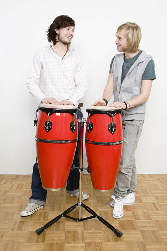 西方人,两个人,伙伴,朋友,站,竖图,室内,白天,白色背景,正面,友谊,合作,团队,欧洲,欧洲人,服装,鼓,架子鼓,乐器,敲,注视,休闲装,衣服,红色,观察,看,站着,休闲,休闲服,战略,摄影,服饰,影棚,观看,打击乐器,察看,录音棚,录音室,关注,爵士鼓,联合,合谋,录影棚,配合,协作,友情,男人,男性,年轻男性,白种人,站立,彩图,全身,影棚拍摄,拍摄