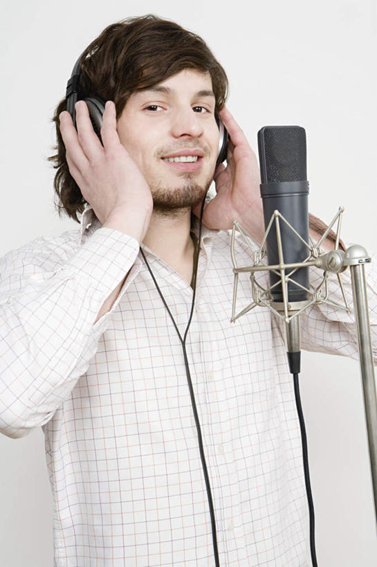 西方人,一个人,歌唱家,站,摸,竖图,室内,白天,白色背景,正面,快乐,满意,幸福,欧洲,欧洲人,仅一个男性,仅一个人,抚摸,服装,音响,音乐,注视,休闲装,娱乐,仅一个年轻男性,衣服,耳机,话筒,观察,看,站着,享受,休闲,休闲服,放松,唱歌,摄影,服饰,影棚,观看,察看,录音棚,录音室,麦克风,舒适,享乐,关注,扩音器,演唱,传声器,微音器,录影棚,男人,男性,年轻男性,白种人,歌手,触摸,接触,站立,半身,彩图,影棚拍摄,拍摄
