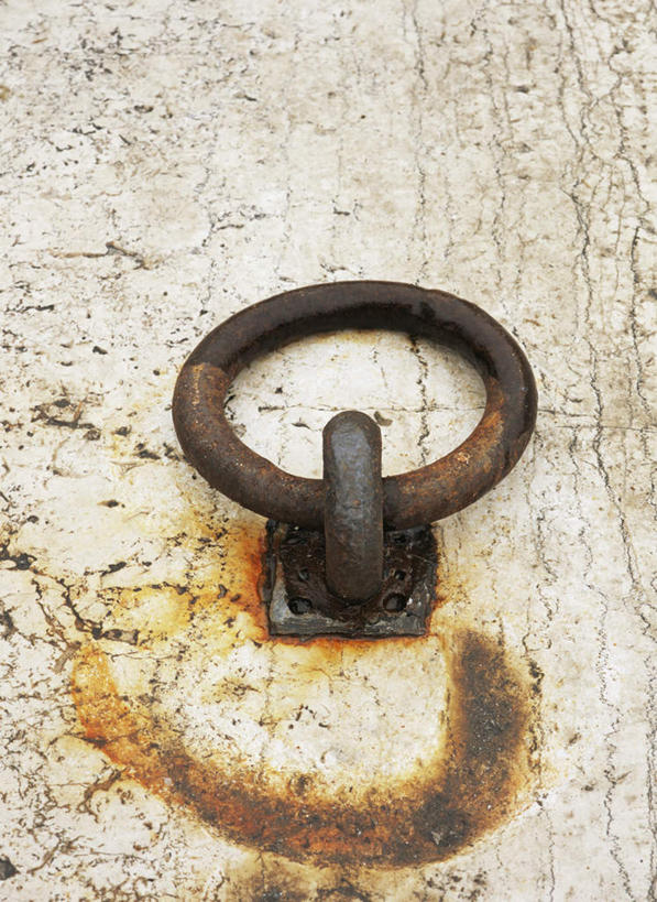 无人,竖图,室外,特写,白天,正面,石头,静物,生锈,石子,墙,墙壁,墙面,一个,单个,铁环,腐蚀,侵蚀,腐化,锈迹斑斑,石块,岩石,彩图