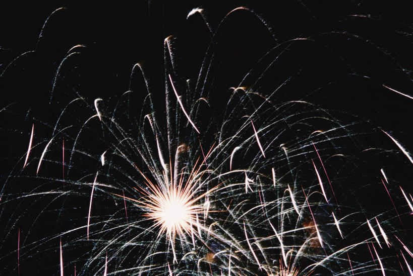 无人,横图,特写,夜晚,仰视,烟火,庆祝,辉煌,焰火,灿烂,金色,庆贺,富贵,祝贺,礼花,忠诚,花炮,礼花炮,绚烂,富丽,光耀,名誉,荣华,烟花,彩图,低角度拍摄