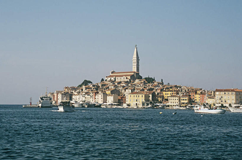 无人,家,教堂,横图,室外,白天,正面,旅游,度假,海浪,海洋,植物,别墅,标志建筑,地标,建筑,欧洲,克罗地亚,节日,房屋,屋子,浪花,公寓,文化,娱乐,建设,洋房,楼房,住宅,树,树木,蓝色,绿色,蓝天,天空,自然,海水,天,祈祷,享受,休闲,健康,旅游胜地,放松,许愿,宗教,信仰,生长,晴朗,成长,纪念,祈求,基督教,天主教,海景,信念,万里无云,克罗地亚共和国,罗维尼,伊斯特利亚省,伊斯特利亚,平安,大海,风浪,海,海水的波动,近岸浪,涌浪,晴空,晴空万里,彩图,房子,大教堂,礼拜堂