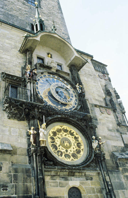 无人,竖图,室外,白天,仰视,旅游,度假,名胜古迹,标志建筑,地标,建筑,欧洲,捷克,遗迹,时间,时钟,钟楼,首都,计时,古迹,文物,娱乐,建设,古建筑,天空,钟表,天,享受,休闲,表,旅游胜地,放松,晴朗,古文明,中欧,捷克共和国,万里无云,旧城广场,布拉格广场,塔钟,布拉格,瓦茨拉夫广场,布拉格旧城广场,布拉格老城广场,布拉格天文钟,布拉格占星时钟,天文钟,钟,晴空,晴空万里,彩图,低角度拍摄