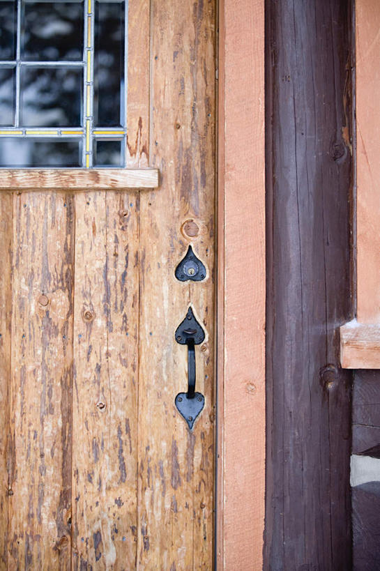 无人,家,木屋,竖图,室外,特写,白天,正面,窗户,门,静物,玻璃窗,住宅,把手,门把手,门框,门把,拉手,彩图,茅舍,茅屋,棚屋,小木屋,小屋